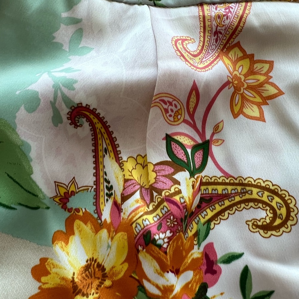 Pleat Front Floral Satin Short w/pockets (NWOT) - Picture 5 of 8